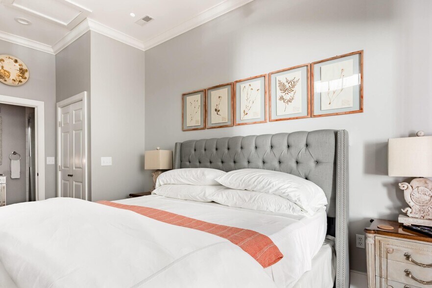 More Photos Of 344 King St, Charleston Storefront Retail Residential For Lease