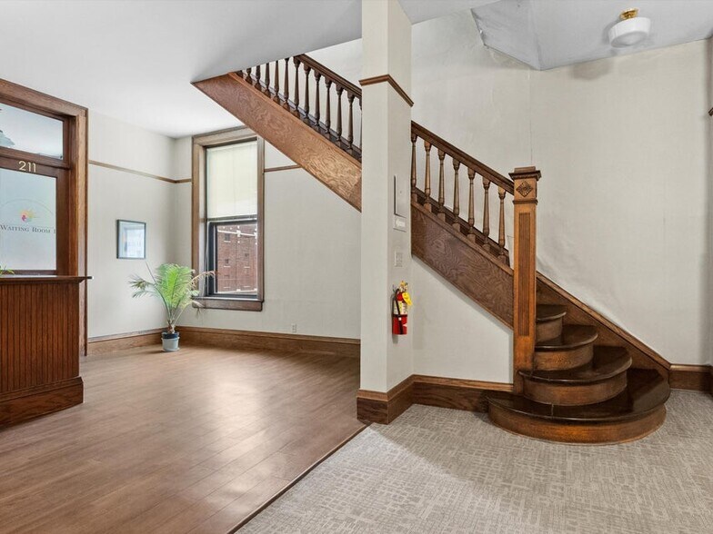 More Photos Of 921-931 8th St, Manitowoc Office For Sale
