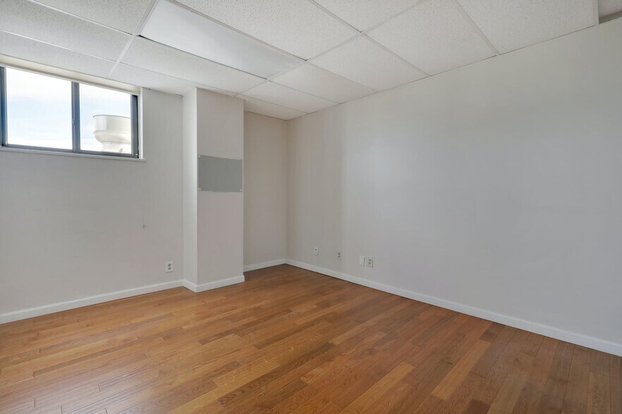 More Photos Of 55 Atlantic Ave, Lynbrook Office For Lease
