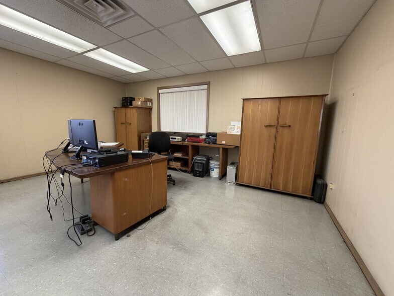 More Photos Of 2026 W Malone Ave, San Antonio Warehouse For Lease