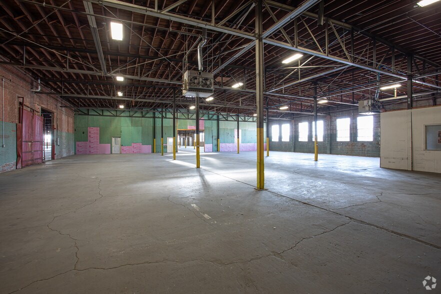 More Photos Of 88-92 Sunshine Rd, Kansas City Distribution For Lease
