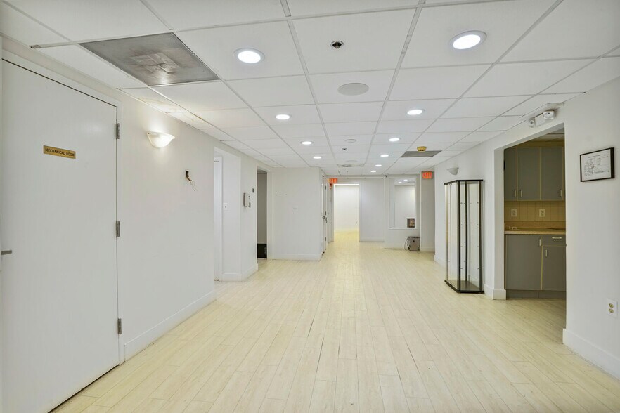 More Photos Of 3 Washington Cir NW, Washington Office For Sale