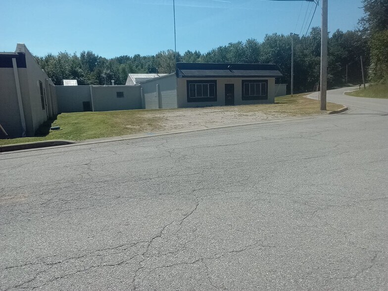 More Photos Of 213 W 1st St, Huntingburg Warehouse For Sale