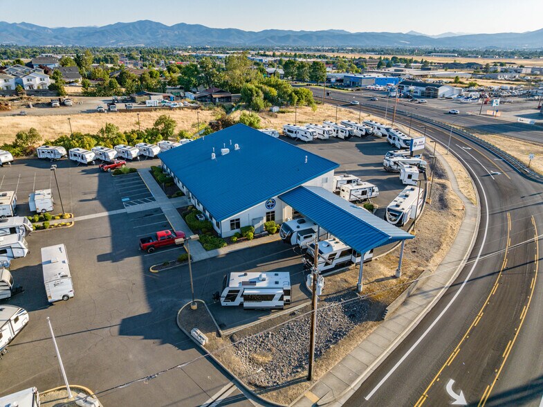 More Photos Of 3976 Crater Lake Ave, Medford Auto Dealership For Lease