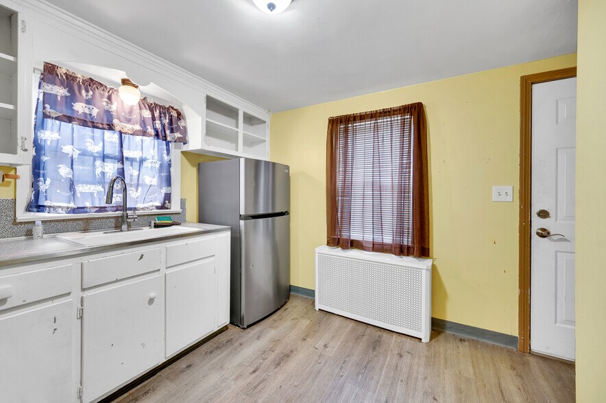 More Photos Of 941 Farmington Ave, Bristol Office Residential For Sale