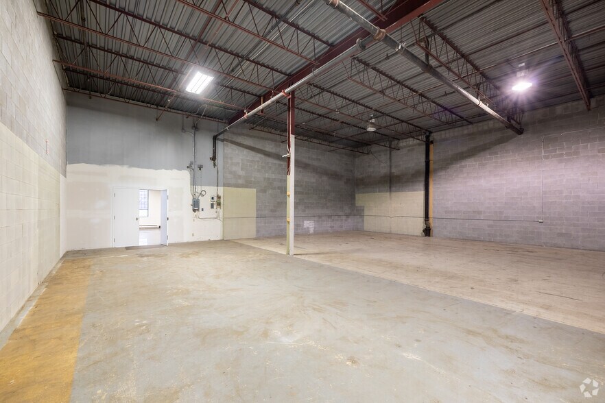 More Photos Of 1100-1240 Rue Beaulac, Montréal Showroom For Lease