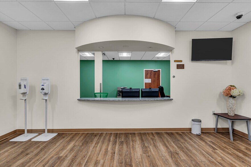 More Photos Of 500 Park Ave, Manalapan Township Medical For Lease