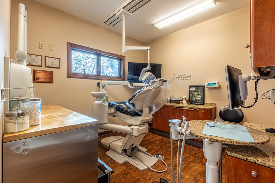 More Photos Of 1107 S Mulford Rd, Rockford Office For Sale