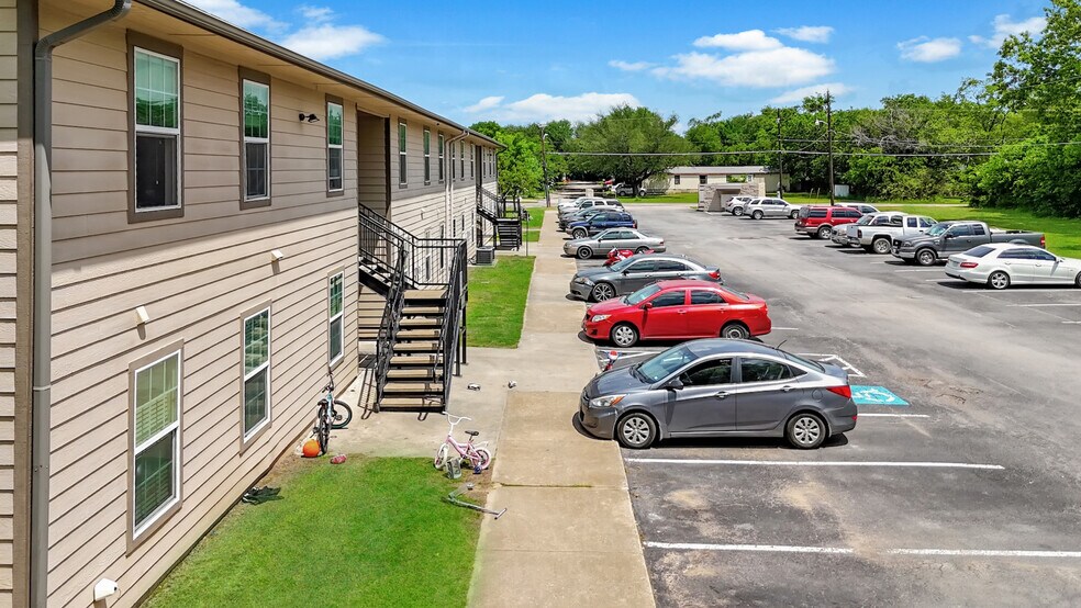 More Photos Of 1201 W 10th St, Bonham Apartments For Sale