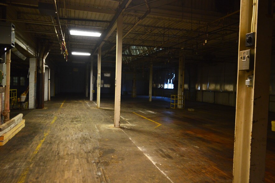 More Photos Of 44 Walnut St, Chilton Manufacturing For Lease