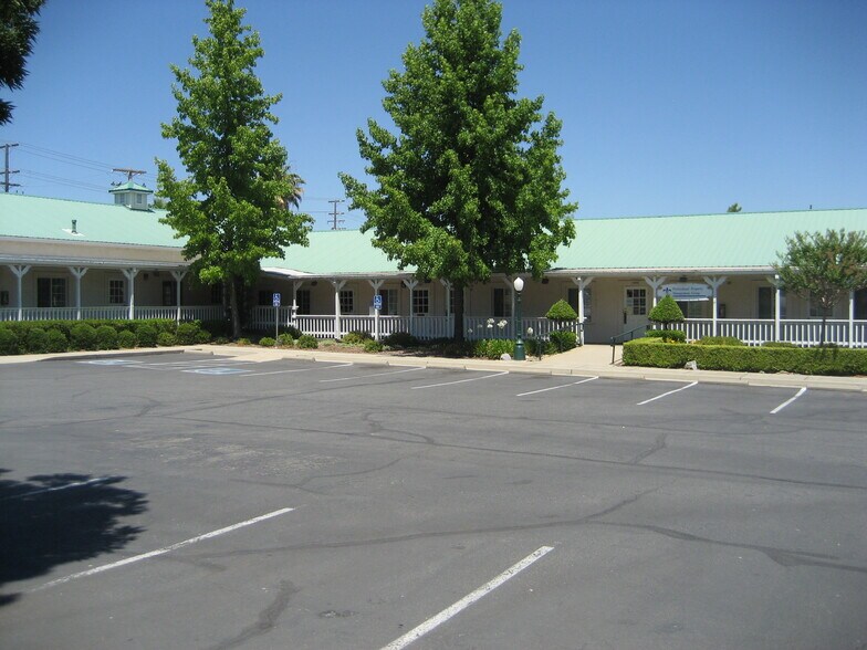 More Photos Of 926 E Cypress Ave, Redding Storefront Retail Office For Lease