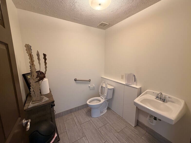 More Photos Of 601 Calvert St, Lincoln Flex For Lease