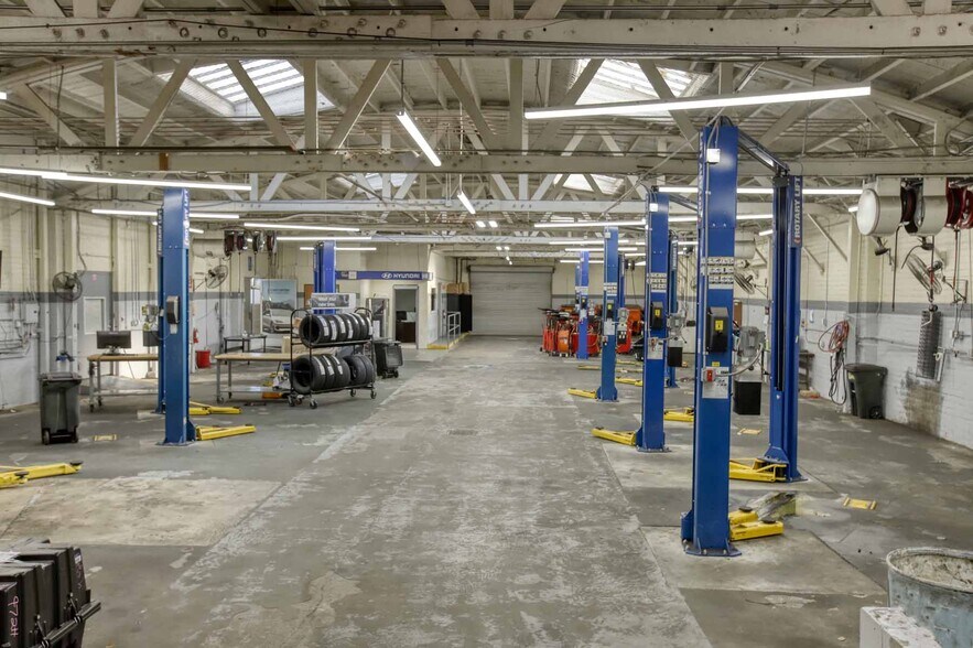 More Photos Of 413 S Brand Blvd, Glendale Auto Dealership For Lease