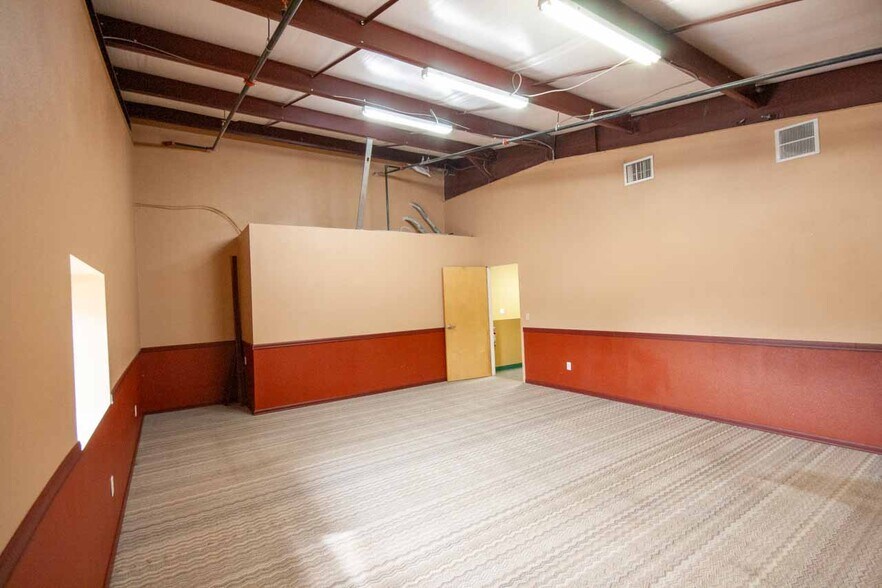 More Photos Of 8017 S 1st St, Wellington Warehouse For Lease
