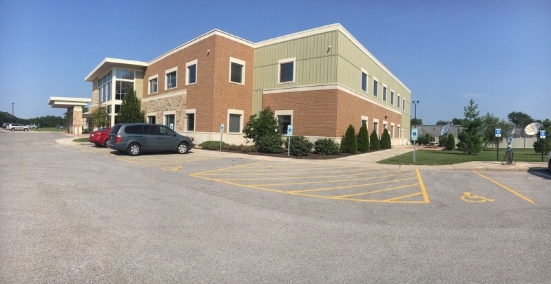 More Photos Of 3900 28th Avenue Dr, Moline Medical For Lease