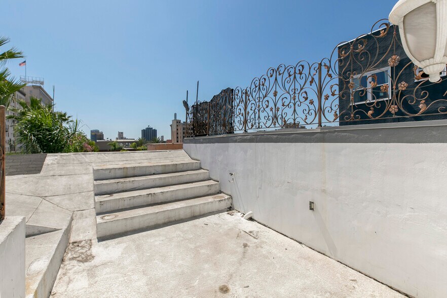 More Photos Of 6340 Yucca St, Los Angeles Restaurant For Sale