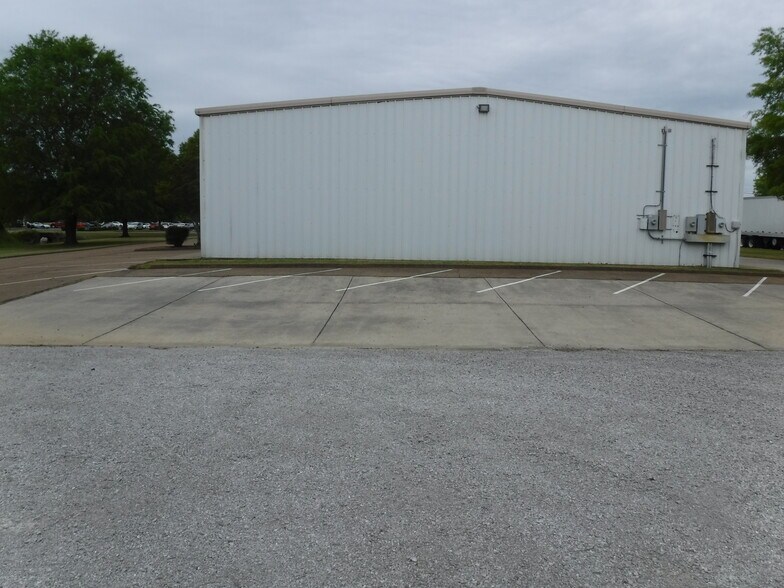 More Photos Of 310 Moore Ln, Collierville Warehouse For Lease