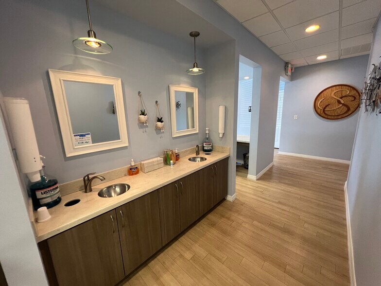 More Photos Of 13135 Kings Lake Dr, Gibsonton Medical For Lease