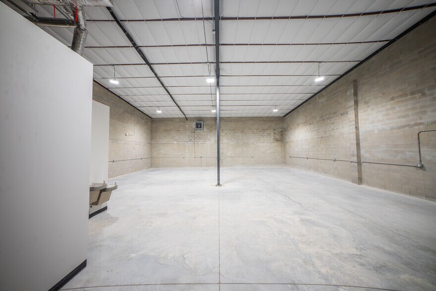 More Photos Of 11201 49th St N, Clearwater Unknown For Lease