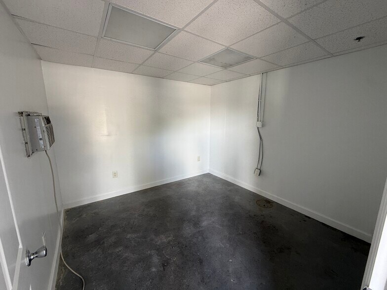 More Photos Of 1300 Old Dixie Hwy, Lake Park Unknown For Lease