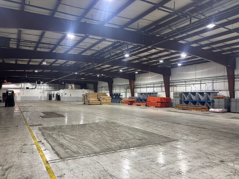 More Photos Of 2 Amboy Ave, Woodbridge Warehouse For Lease