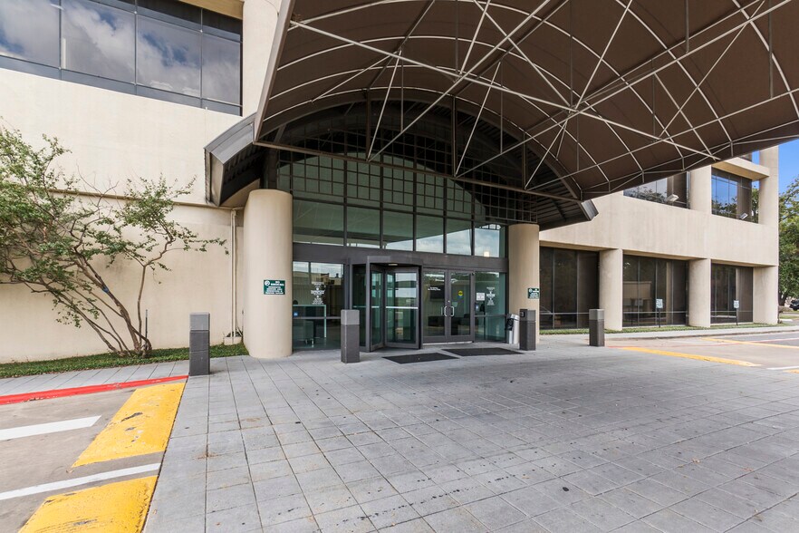 More Photos Of 7515 Greenville Ave, Dallas Medical For Lease