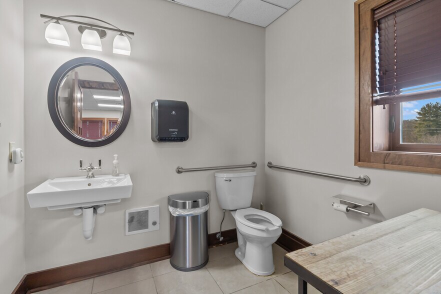 More Photos Of 2492 Crest Dr, Lake Geneva Office For Sale