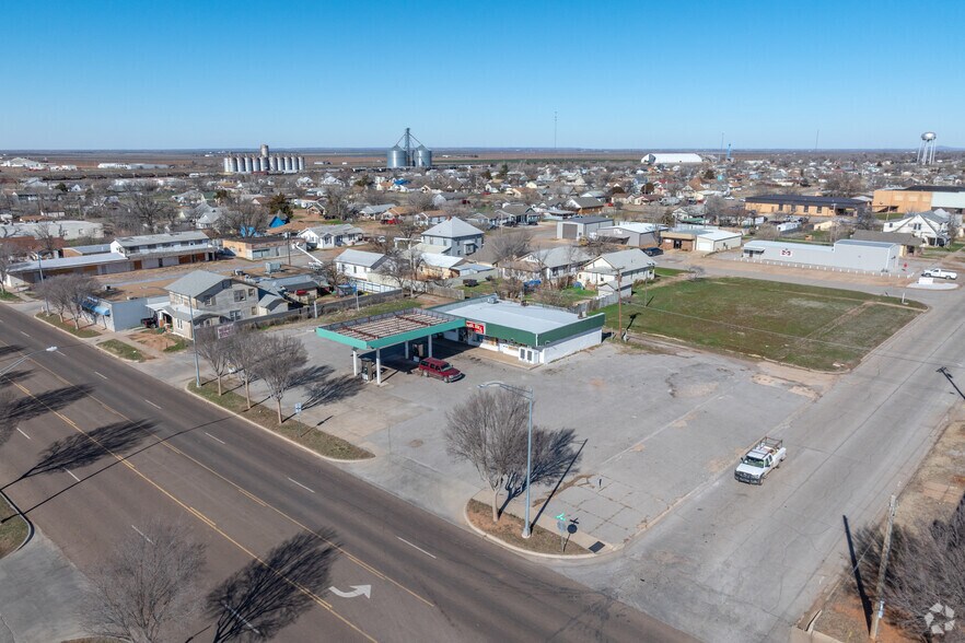 More Photos Of 401 W Broadway St, Altus Convenience Store For Sale