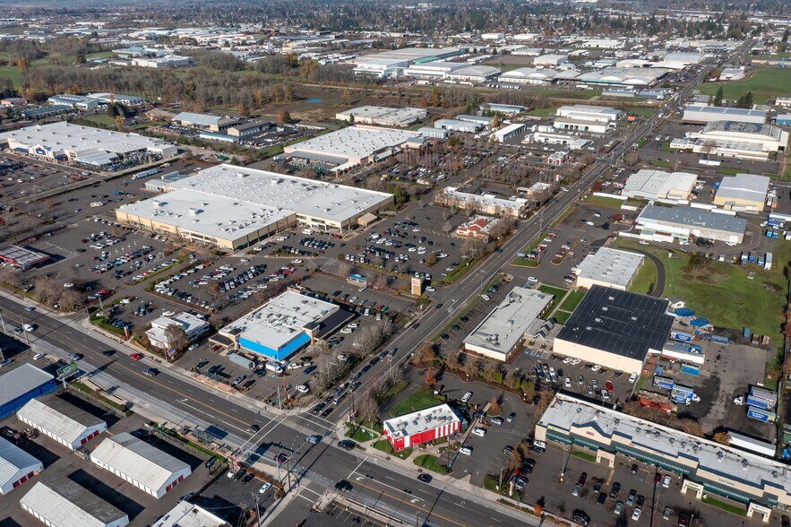 More Photos Of 950 Seneca Rd, Eugene Restaurant For Sale