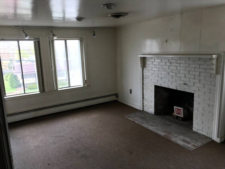 More Photos Of 62 Middlesex Tpke, Burlington Freestanding For Sale