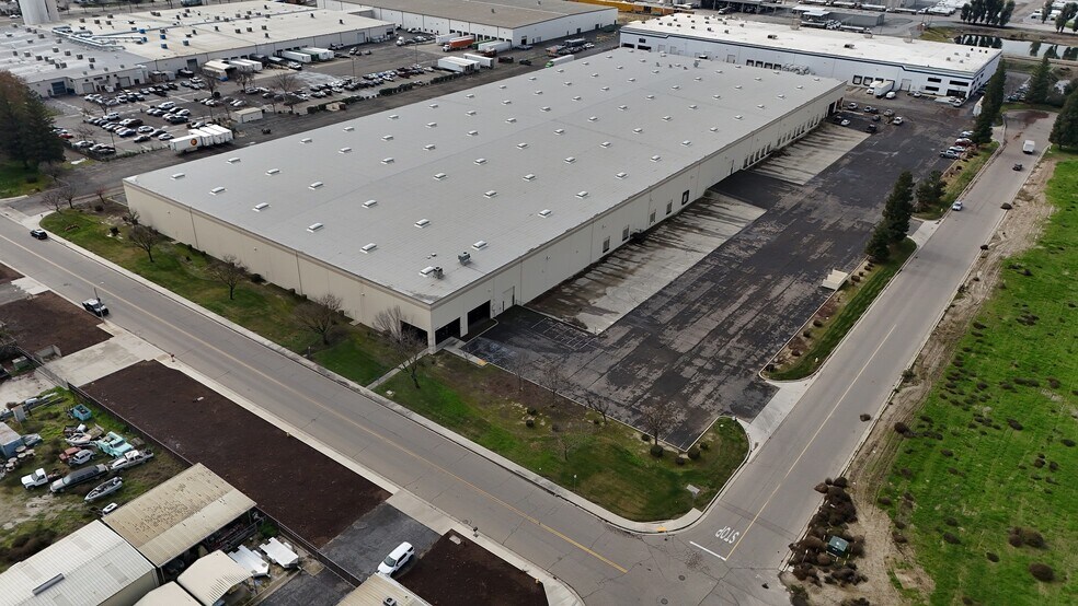 More Photos Of 8505 W Doe Ave, Visalia Distribution For Lease