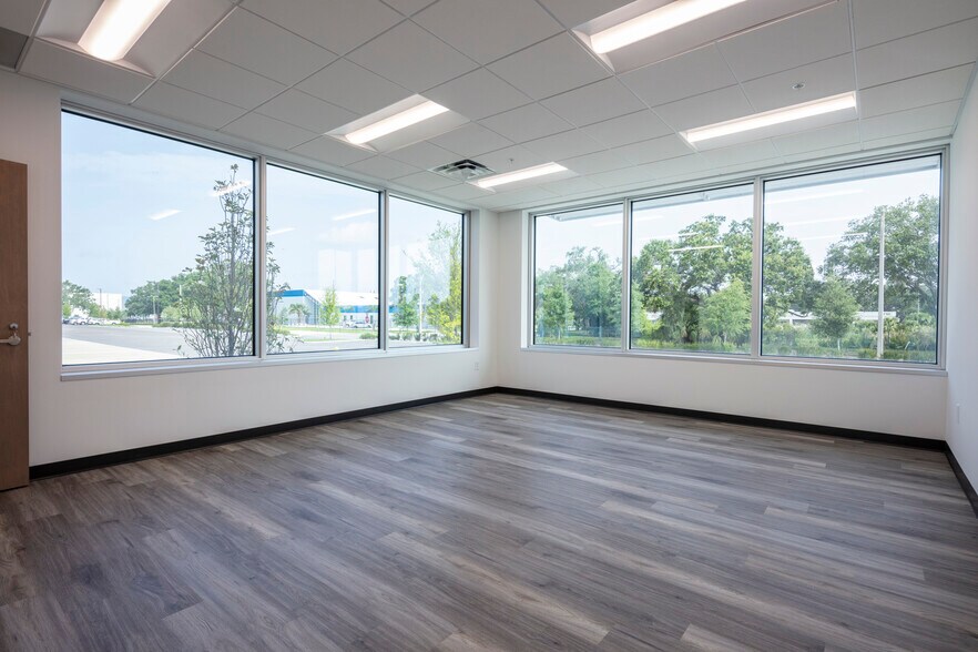 More Photos Of 5402-5424 Hangar Ct, Tampa Distribution For Lease