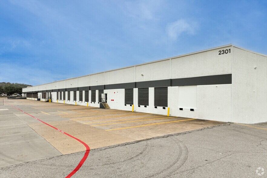 More Photos Of 2301 W Commerce St, Dallas Distribution For Sale