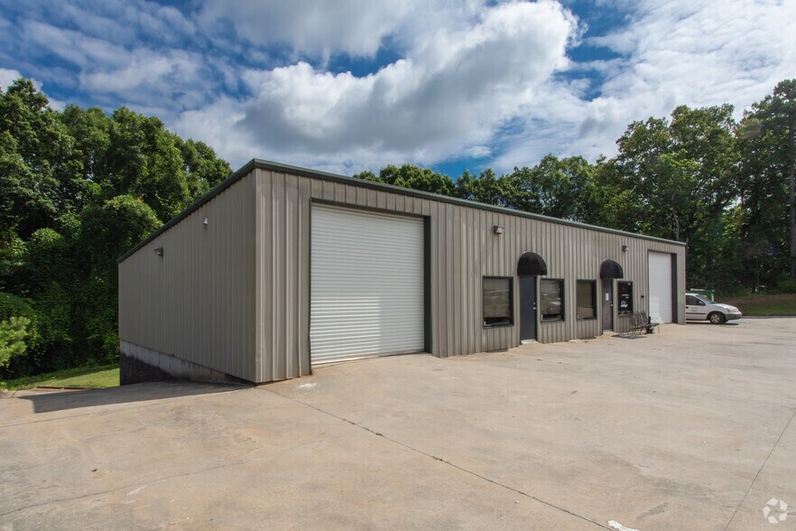 More Photos Of 2365 Monroe Dr, Gainesville Warehouse For Lease