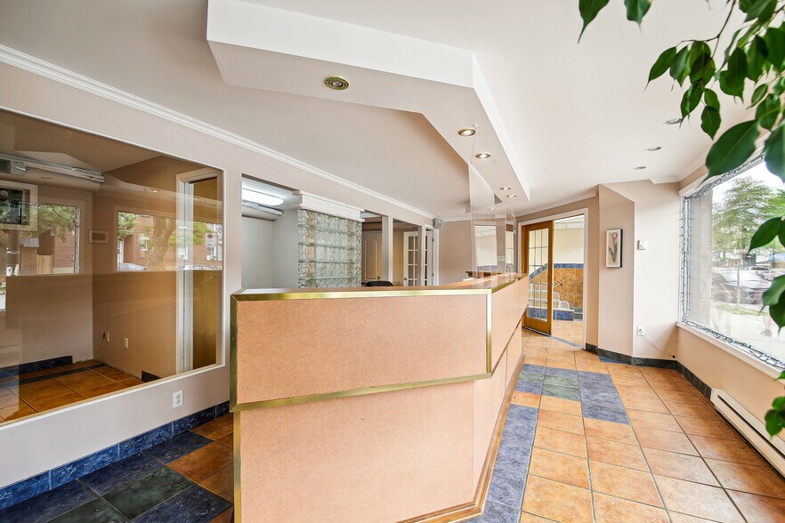 More Photos Of 150 Rue Jarry E, Montréal Storefront Retail Office For Lease