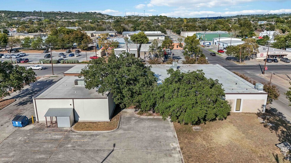 More Photos Of 429 Jefferson St, Kerrville Light Manufacturing For Lease