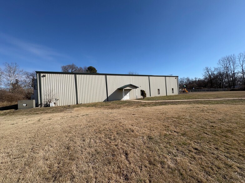 Primary Photo Of 10112 Royal Dr, Saint Louis Schools For Lease