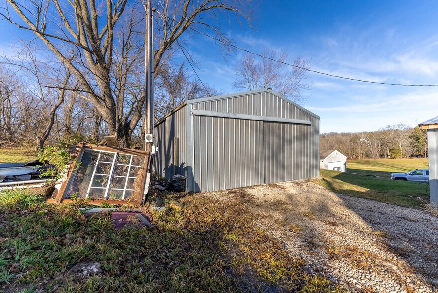 More Photos Of 14597 US-63, Vichy General Retail For Sale