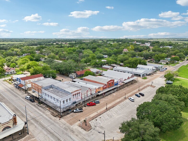 More Photos Of 113 N Main St, Moulton Bar For Sale