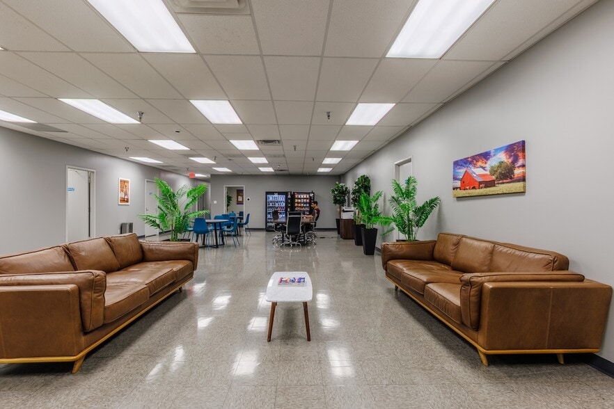 More Photos Of 11410-11420 Mathis Ave, Farmers Branch Distribution For Lease