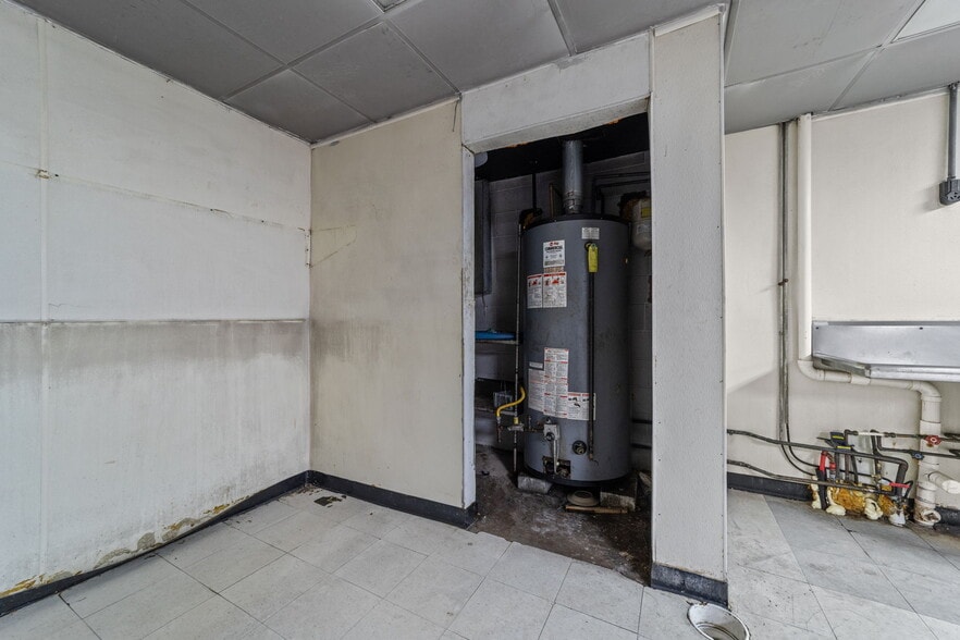 More Photos Of 607 S Main St, King Department Store For Lease