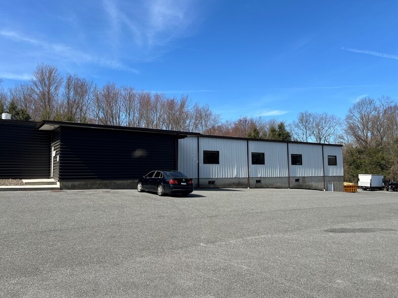 More Photos Of 238 Reservoir Rd, Southbury Warehouse For Lease