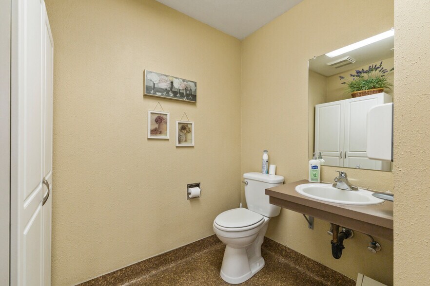 More Photos Of 422 S 5th St, Klamath Falls Office For Sale