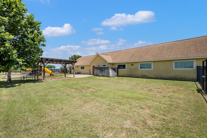 More Photos Of 140 Paloma Dr, Floresville Office For Sale