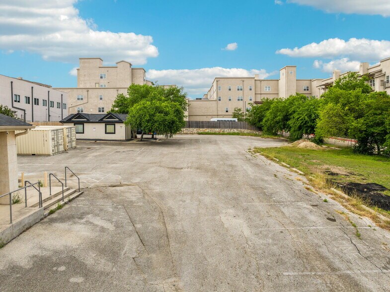 More Photos Of 202 W Sunset Rd, San Antonio Freestanding For Sale