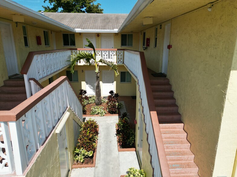 More Photos Of 724 NE 4th St, Hallandale Beach Apartments For Sale