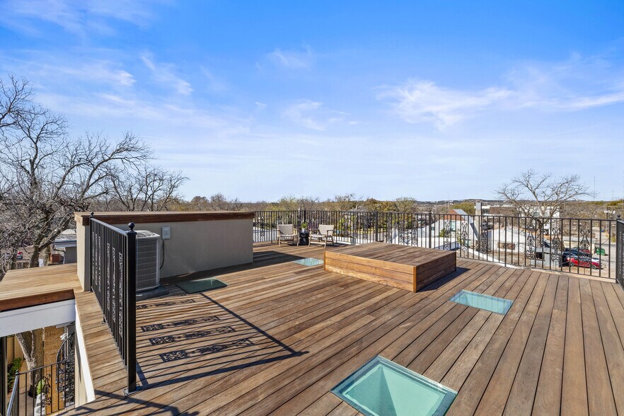 More Photos Of 1810 W 35th St, Austin Specialty For Sale