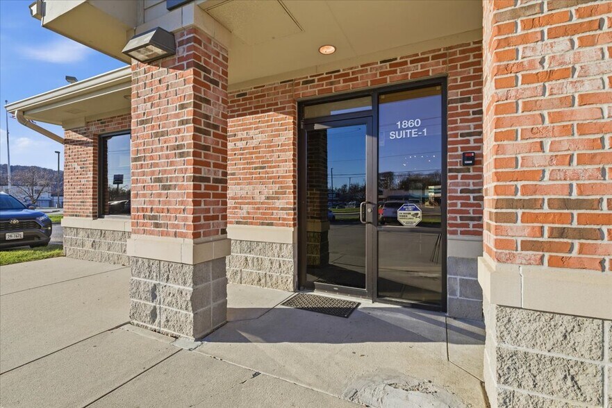 More Photos Of 1860 Madison Ave, Council Bluffs Office For Sale