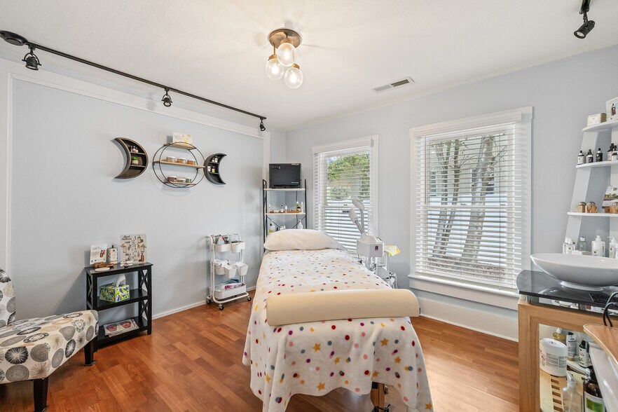 More Photos Of 805 Turner St, Clearwater Office For Sale