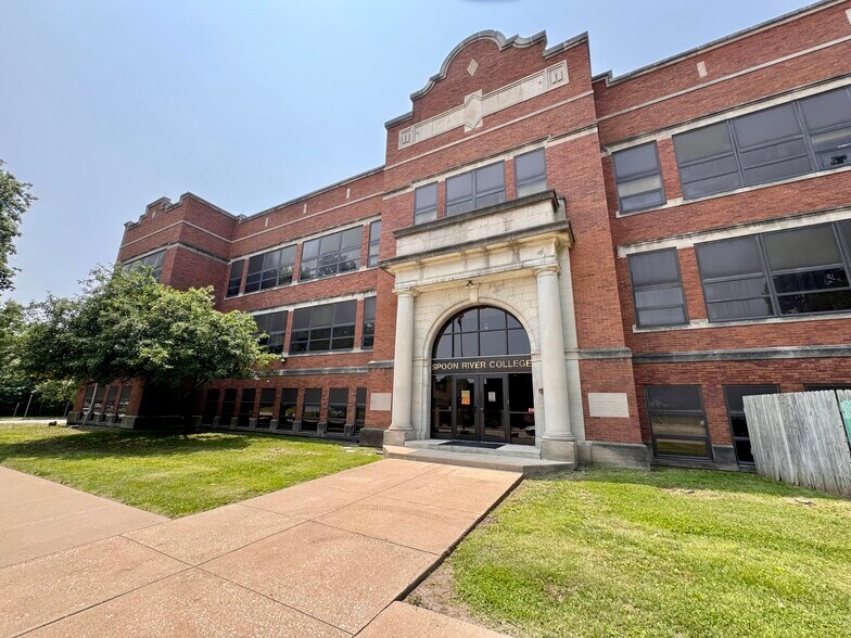 More Photos Of 208 S Johnson St, Macomb Schools For Sale